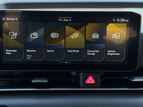 Used 2025 Kia Carnival EX FWD image 30
