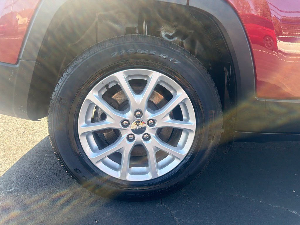 Used 2016 Jeep Cherokee Latitude w/ Cold Weather Group AWD/4WD image 41