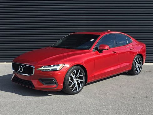 Used 2020 Volvo S60 T5 Momentum image 1