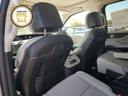 New 2025 Lincoln Navigator Reserve image 19