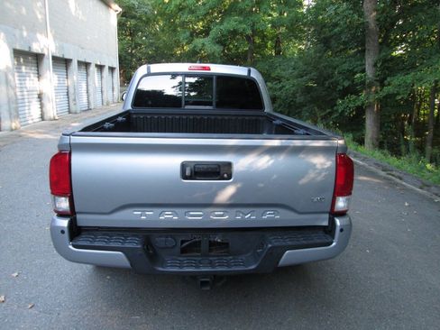 Used 2016 Toyota Tacoma TRD Off-Road w/ Premium & Technology Package AWD/4WD image 9