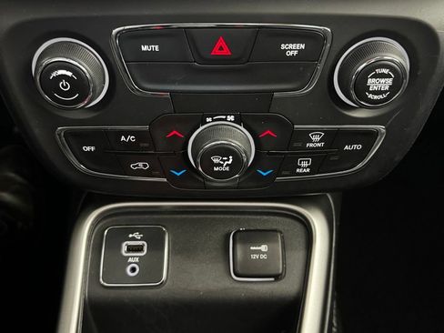 Used 2018 Jeep Compass Latitude w/ Popular Equipment Group FWD image 16