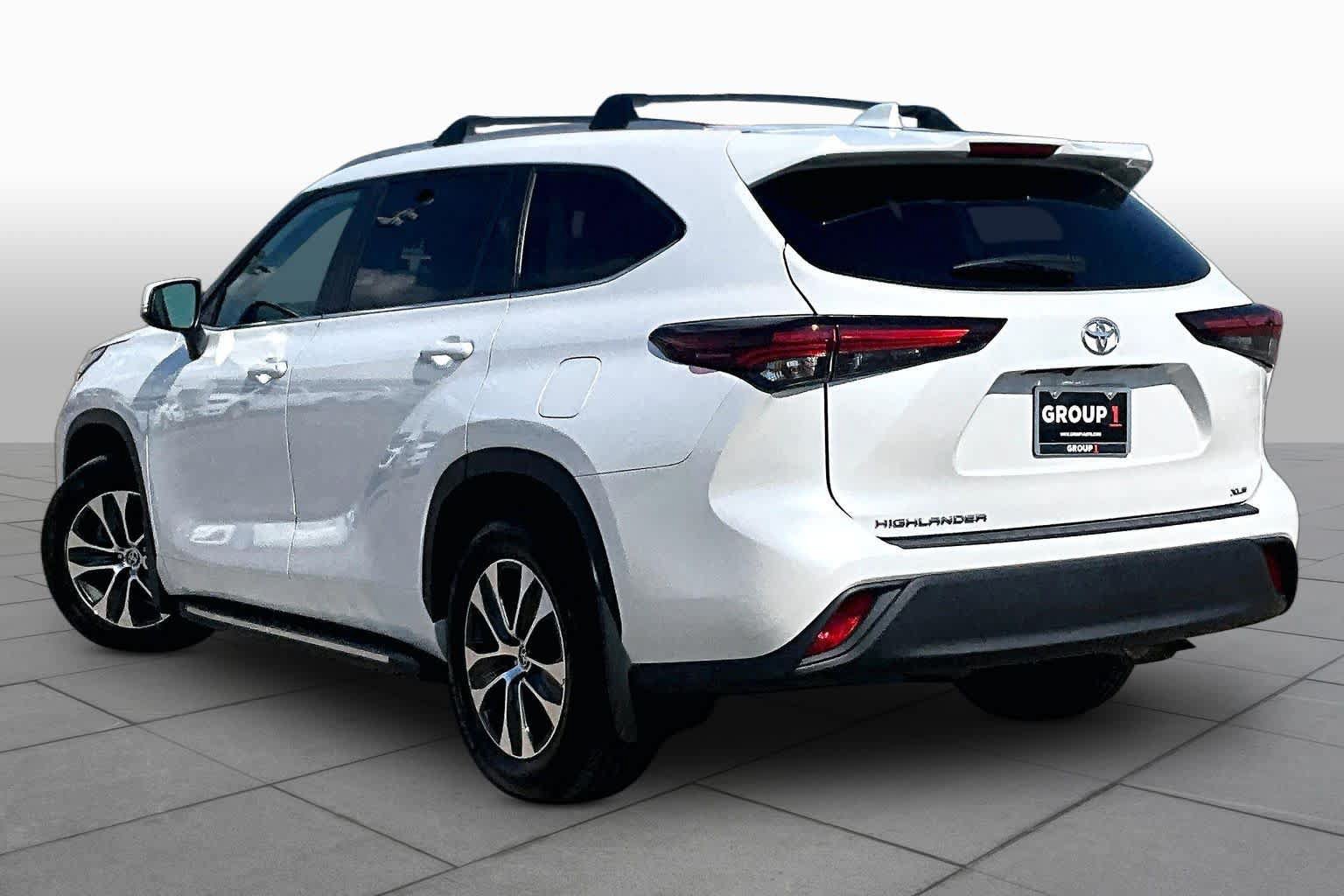 Used 2025 Toyota Highlander XLE FWD image 12