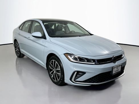 New 2025 Volkswagen Jetta SE image 3