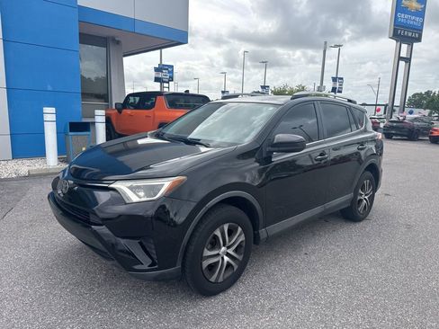 Used 2017 Toyota RAV4 LE FWD image 3