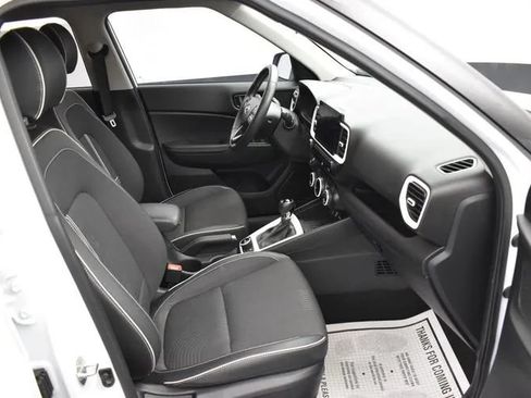 Used 2024 Hyundai Venue Limited FWD image 17
