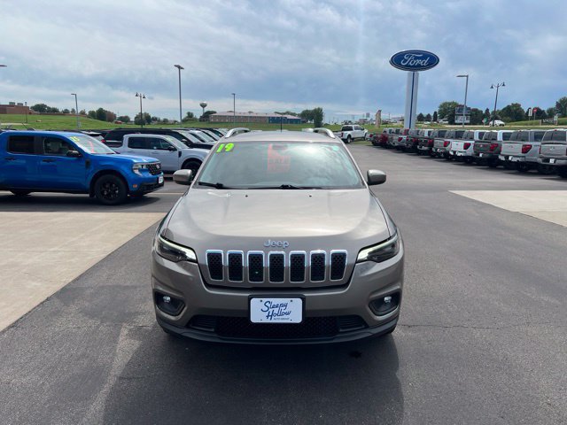 Used 2019 Jeep Cherokee Latitude w/ Cold Weather Group AWD/4WD image 2