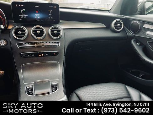 Used 2021 Mercedes-Benz GLC 300 4MATIC image 4