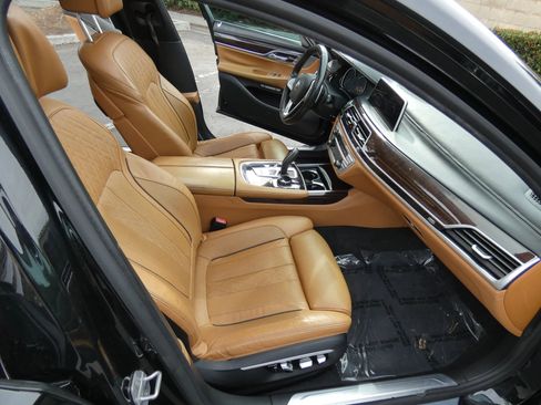 Used 2016 BMW 750i xDrive image 28