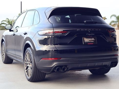 Certified 2023 Porsche Cayenne Platinum Edition image 3