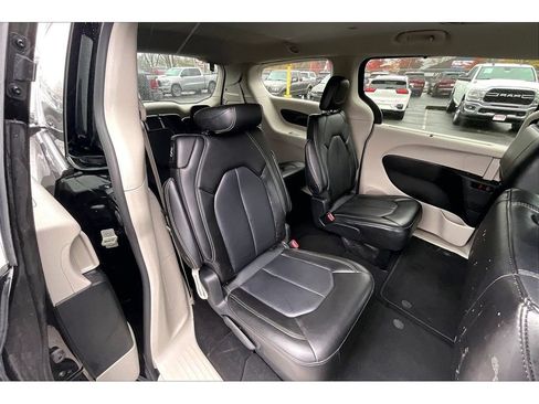 Used 2024 Chrysler Pacifica Touring-L image 27