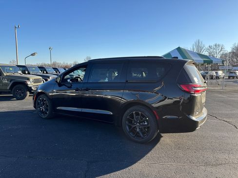 New 2026 Chrysler Pacifica Limited image 3