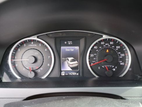 Used 2017 Toyota Camry SE image 12