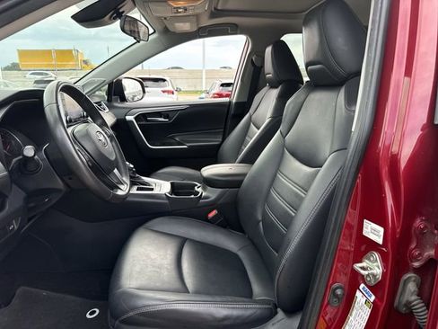 Used 2020 Toyota RAV4 XLE Premium FWD image 30