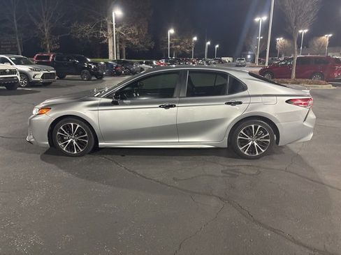 Used 2018 Toyota Camry SE image 4