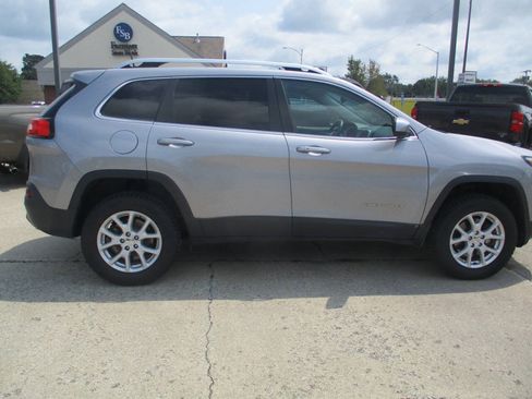 Used 2018 Jeep Cherokee Latitude Plus w/ Comfort/Convenience Group AWD/4WD image 8