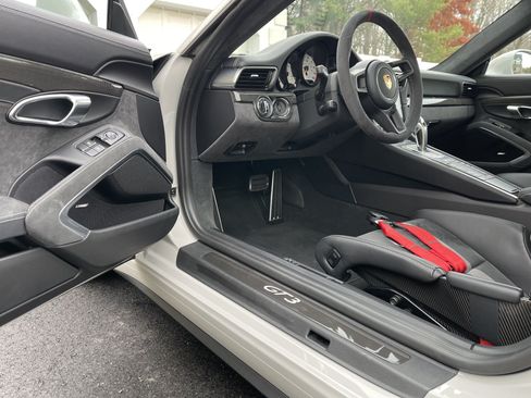 Used 2018 Porsche 911 GT3 RWD image 25