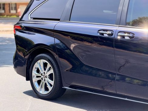 Used 2024 Toyota Sienna Platinum FWD image 8