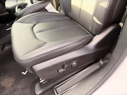 New 2026 Chrysler Pacifica Select image 38