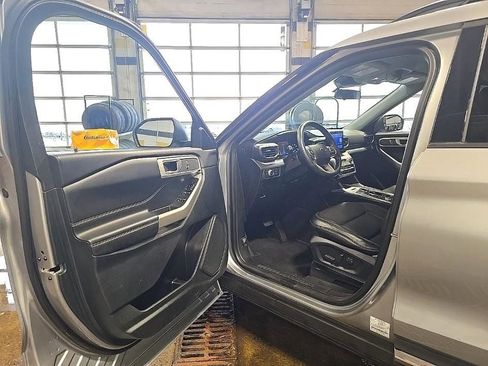 Used 2022 Ford Explorer XLT w/ Equipment Group 202A image 9