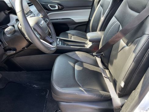 Used 2025 Jeep Compass Limited image 25