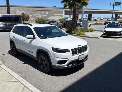 Used 2021 Jeep Cherokee Latitude Plus AWD/4WD image 4