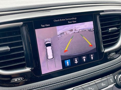 Used 2018 Chrysler Pacifica Limited w/ Advanced Safetytec Group FWD image 10