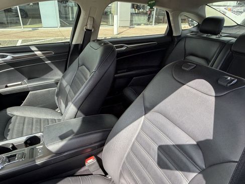 Used 2017 Ford Fusion SE FWD image 11