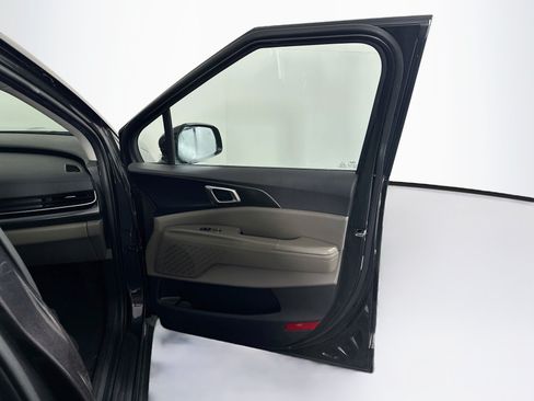 Used 2025 Kia Carnival FWD image 34