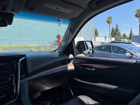 Used 2019 Cadillac Escalade Luxury AWD/4WD image 23