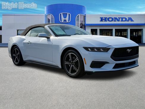 Used 2024 Ford Mustang Convertible image 9