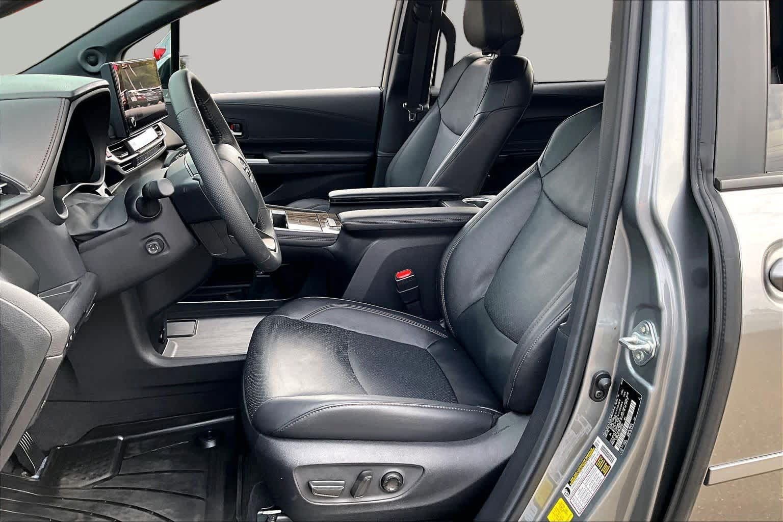 Used 2026 Toyota Sienna Platinum AWD/4WD image 7