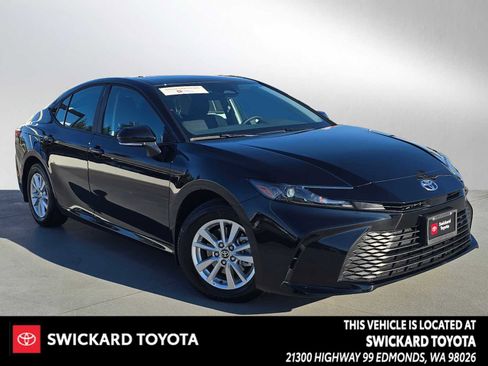 Certified 2025 Toyota Camry LE image 1