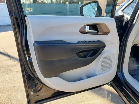 Certified 2018 Chrysler Pacifica Touring-L Plus w/ Tire & Wheel Group image 8