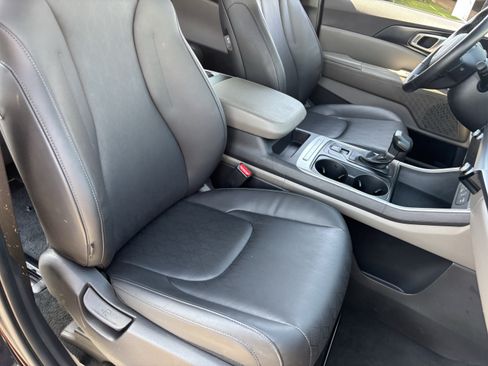 Certified 2026 Kia Carnival FWD image 8