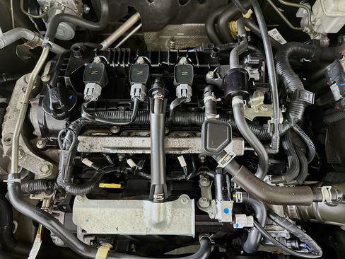 Used 2020 Nissan Kicks SR FWD image 29