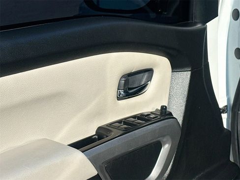 Used 2024 Nissan Titan SV w/ SV Convenience Package image 17