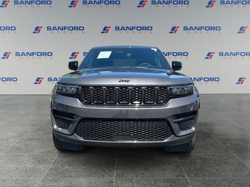 Used 2023 Jeep Grand Cherokee Altitude AWD/4WD image 8
