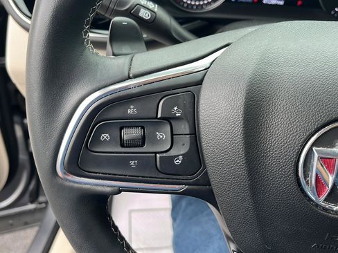 Used 2022 Buick Envision Avenir w/ Technology Package II FWD image 11