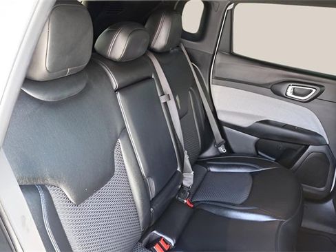 Used 2024 Jeep Compass Latitude image 18