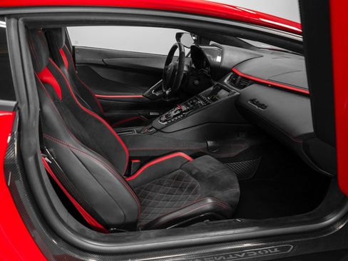 Used 2018 Lamborghini Aventador S image 11
