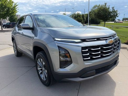 Used 2026 Chevrolet Equinox LT FWD image 2