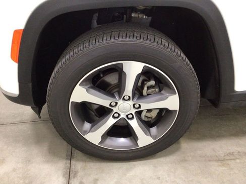 Used 2023 Jeep Grand Cherokee L Limited AWD/4WD image 5
