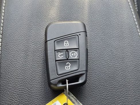 Certified 2023 Volkswagen Tiguan SE FWD image 20