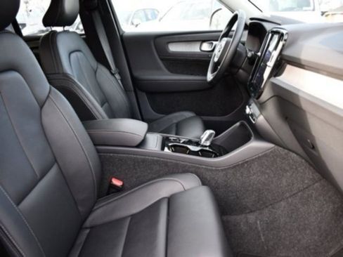 Certified 2025 Volvo XC40 B5 Plus image 26