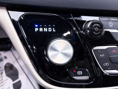 Used 2023 Chrysler Voyager LX image 20