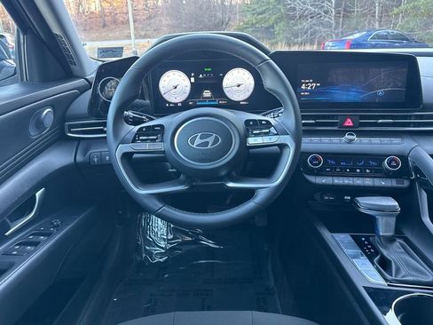 Used 2025 Hyundai Elantra SEL image 17