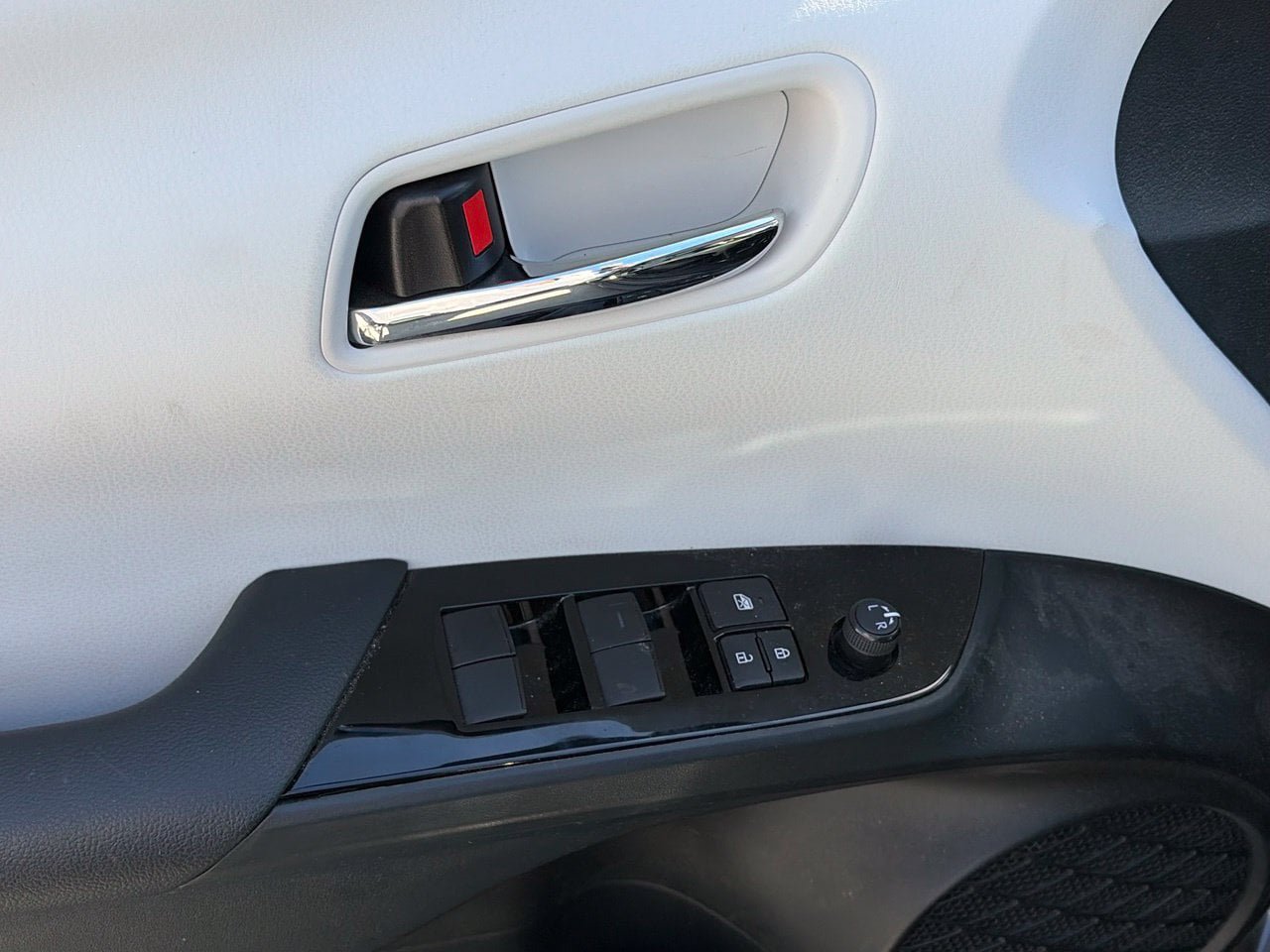 Used 2022 Toyota Prius LE FWD image 6