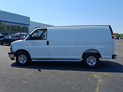 Used 2025 Chevrolet Express 2500 w/ Driver Convenience Package RWD image 4