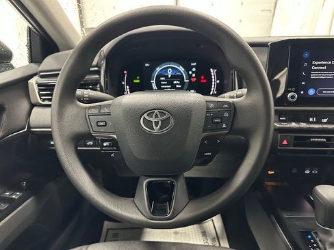 Used 2025 Toyota Camry LE image 18